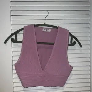 Aritzia Babaton Cropped knit V-neck tank top Lavender Medium
